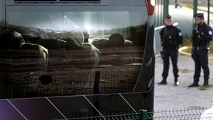 Cel puţin 21 de imigranţi arestaţi în Calais, după incendierea unei baricade din arbori pe autostrada A16