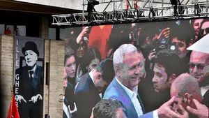 Orban acuză PSD că face campanie electorală exploatând sărăcia oamenilor: Un domn sărman a fost plătit cu 3 lei ca să pozeze cu un steag PNL