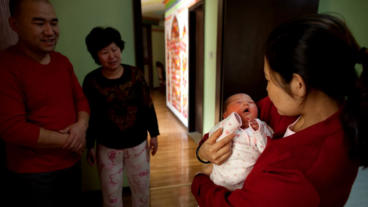 Populaţia Chinei înregistrează scăderi pentru prima dată în şase decenii