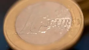 Analiştii economici estimează cât va costa un euro peste 12 luni