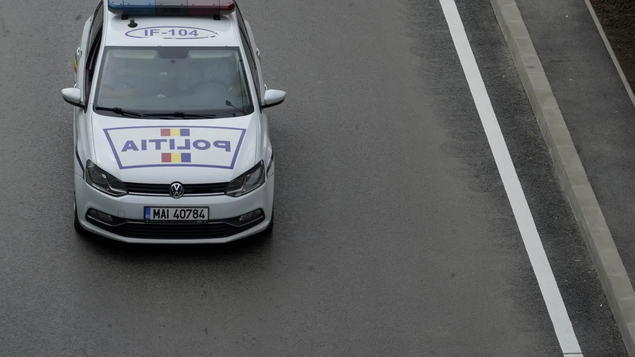Aproape 500 de sancţiuni date de poliţişti, într-o zi, în zona trecerilor la nivel cu calea ferată