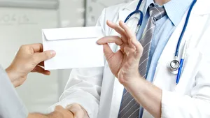 Un chirurg de la Spitalul Malaxa din Bucureşti, prins luând 1.500 de lei