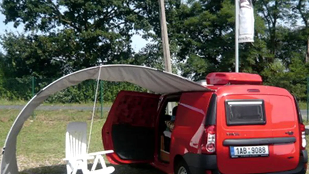 Dacia Logan pentru camping cu pat, duş şi frigider