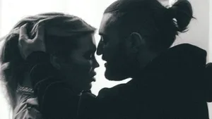 Smiley şi Gina Pistol, secvenţe de dragoste nebună în „Mi-aduc aminte”, al patrulea episod din serialul său muzical