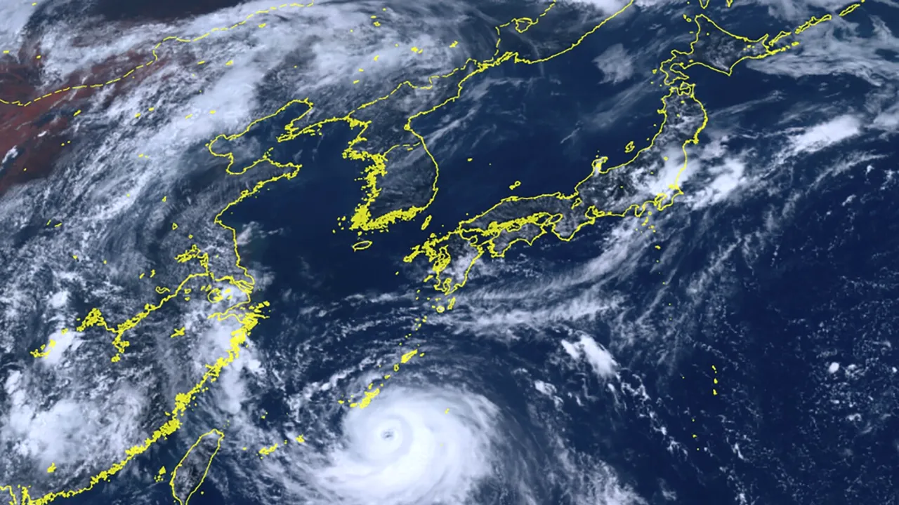 Ordin de evacuare emis în Japonia din cauza taifunului Khanun, care va lovi ţara cu rafale de 162 km/oră