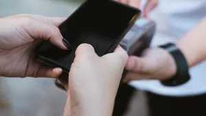 Studiu: Doi din trei români utilizează produse şi servicii bancare de orice fel