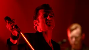 Tur backstage la concertul Depeche Mode (Video)