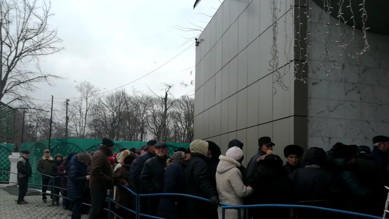 Zeci de pensionari din Galaţi, la coadă pentru bilete la Revelionul organizat de Primărie. O femeie a leşinat | FOTO