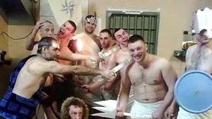 Se întâmplă într-o închisoare din Rusia fără ca paznicii să ştie: Bal mascat aniversar, cu caviar şi salate exotice