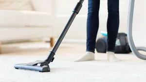 Bărbat de 50 de ani, arestat după ce a violat femeia care îi făcea curat în casă. Ce ştia femeia despre el