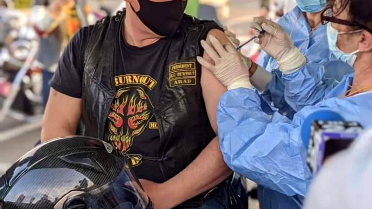 Buluc la drive-thru Bucureşti: un pacient vaccinat pe minut. „Pe motocicletă, cu bicileta, chiar şi cu taxi-ul...”
