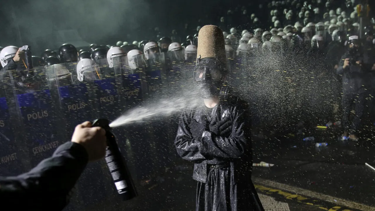 Protestele violente continuă în Turcia după încarcerarea rivalului lui Erdogan
