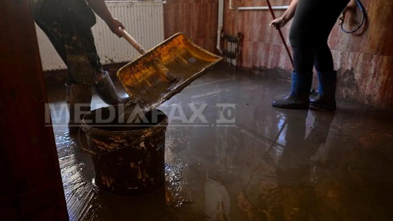Olt: Acoperişul unui bloc smuls de vânt şi mai multe apartamente inundate, în urma unei furtuni