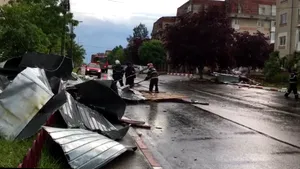 Acoperişul unui liceu din Râşnov a fost smuls de vânt. O persoană s-a electrocutat 