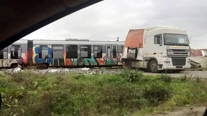 Accident feroviar la Arad: Un tren cu 50 de pasageri a lovit în plin un TIR, fără a exista persoane rănite - FOTO 