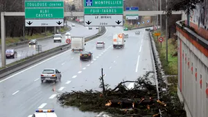 O furtună a lăsat 70.000 de locuinţe fără curent electric în Franţa