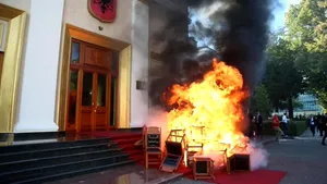 Protest violent în Albania. Parlamentarii opoziţiei au dat foc scaunelor din Parlament