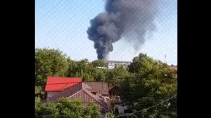 ULTIMĂ ORĂ: Incendiu uriaş la o hală de lângă Bucureşti. A fost emis mesaj RO Alert