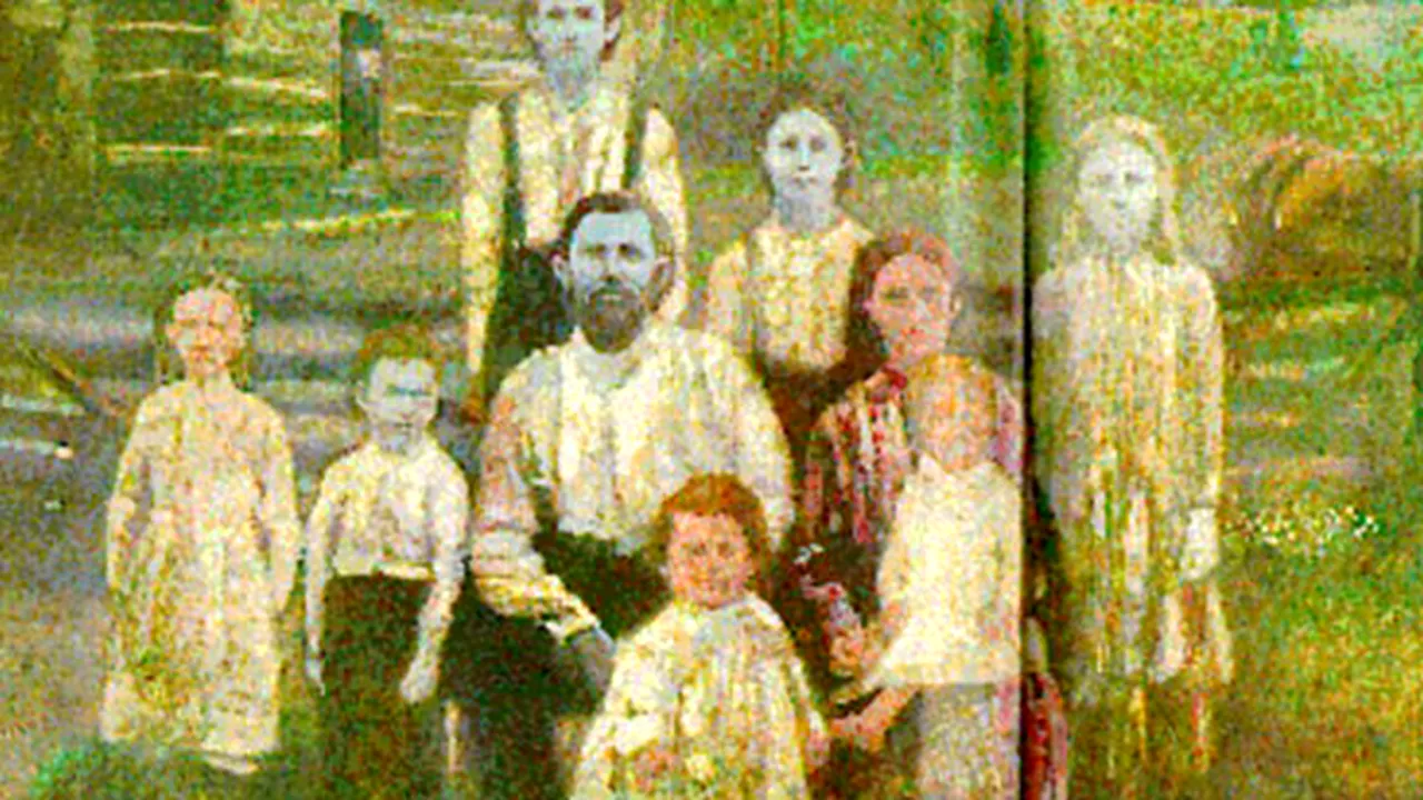 Fotografie de familie: Aceşti oameni s-au născut cu faţa albastră. Cum a fost posibil