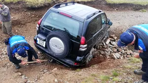 Maşină cu patru turişti, derapată într-o râpă în Masivul Iezer