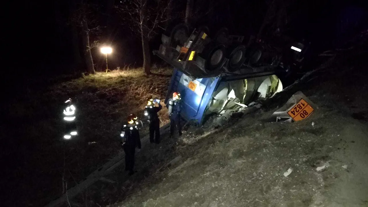 Cisternă cu sodă caustică, răsturnată la ieşirea din municipiul Huşi | FOTO