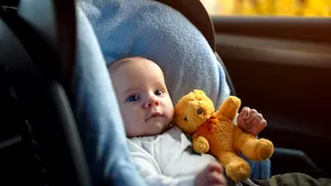 Cu capul în nori: Doi proaspeţi părinţi şi-au uitat bebeluşul nou-născut în taxi-ul cu care au venit de la spital