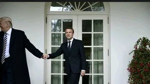 Reacţiile amicale ale preşedintelui Trump faţă de Emmanuel Macron, subiecte de ironie pe Internet. Cum s-a văzut vizita preşedintelui francez la Washington, în imagini