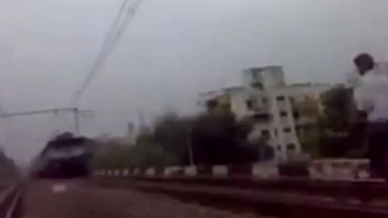 CASCADORIE SAU INCONŞTIENŢĂ? Un tânăr merge în faţa trenului pentru a-şi impresiona prietenii - VIDEO