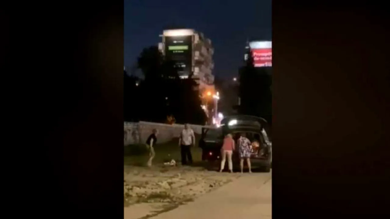VIDEO Mai multe femei au fost surprinse când fură pavajul unei străzi din Chişinău şi îl urcă într-o maşină de lux. Reacţia primarului