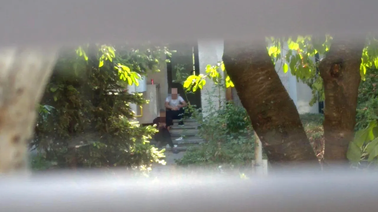 Doi tineri, prinşi de jandarmi în timp ce se drogau în apropierea unui liceu | FOTO