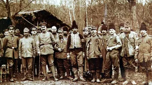 Câţiva sibieni călătoresc 1.700 km pentru a-şi plânge eroii: şi în Franţa, ei calcă pământ românesc