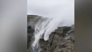 VIDEO | Fenomen bizar în Anglia: cascada care curge invers. Momentul ciudat are o explicaţie cât se poate de logică