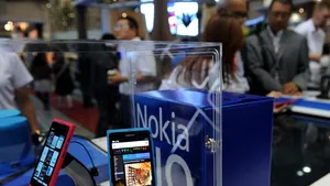 Nokia a prezentat smartphone-ul N9, întâmpinat cu scepticism de analişti - FOTO