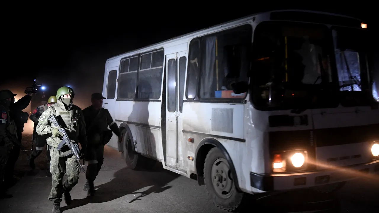 Militarii ucraineni răniţi părăsesc combinatul Azovstal. Au fost preluaţi de mai multe autobuze
