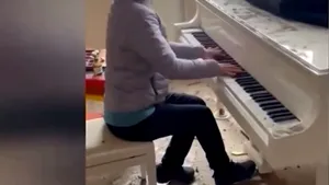 O femeie îşi ia la revedere de la casa bombardată cântând o ultimă melodie la pian VIDEO