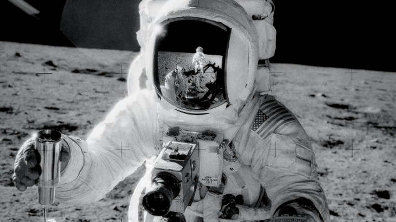 Singura înregistrare ORIGINALĂ a primilor paşi făcuţi pe lună de Neil Armstrong, scoasă la licitaţie de un fost intern la NASA