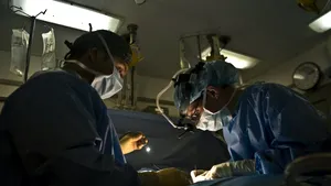 Abordare chirurgicală revoluționară. Povestea unui bărbat care a trăit două zile fără plămâni