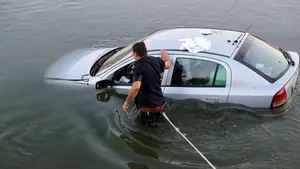 Un autoturism a căzut în râul Dâmboviţa, la ieşirea din Bucureşti către Glina - GALERIE FOTO 