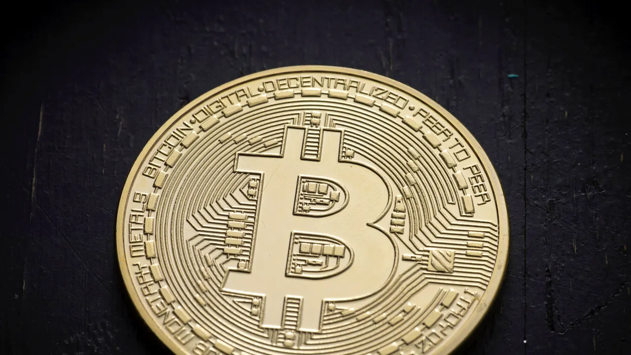 Bitcoin depăşeşte din nou valoarea de piaţă de 1 trilion de dolari