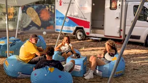 Tinerii de la festivalurile de muzică învață despre riscurile drogurilor, într-un spațiu sigur