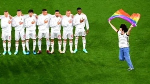 Modul inedit în care au protestat suporterii germani faţă de legea controversată din Ungaria. Tot stadionul a fluturat steguleţe în culorile curcubeului