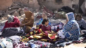 Bilanţul morţilor cutremurului din Maroc trece de 2.000 / Mii de oameni dorm pe străzi după ce casele lor s-au prăbuşit