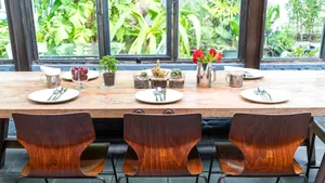 Test de personalitate neașteptat: Ce înseamnă dacă împingi scaunul sub masă