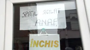 O pisică rămasă captivă într-un magazin sigilat de ANAF va fi eliberată de pompieri. FOTO