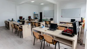 REVELION printre bănci: O şcoală din Vrancea, transformată în sală de dans pentru petrecerea de Revelion/  Organizatorii au avut acordul primarului | VIDEO