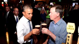 Un bărbat a încercat să îi ofere marijuana lui Barack Obama într-un bar. Reacţia preşedintelui SUA - FOTO, VIDEO