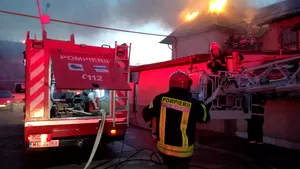 INCENDIU puternic în Iaşi: Două case din zona Cantemir, cuprinse de flăcări | FOTO, VIDEO