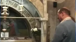 La Putna, Băsescu s-a închinat la mormântul lui Ştefan cel Mare - VIDEO