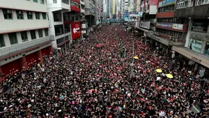 Noi proteste prodemocratice de amploare în Hong Kong, deşi există riscul unei intervenţii militare chineze: 