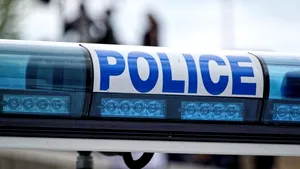 Un bărbat a scos o armă și a încercat să împuște un polițist în timpul unui interogatoriu